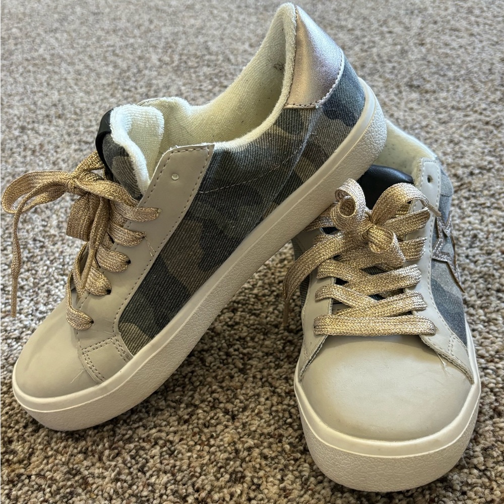 Women’s camo sneakers
